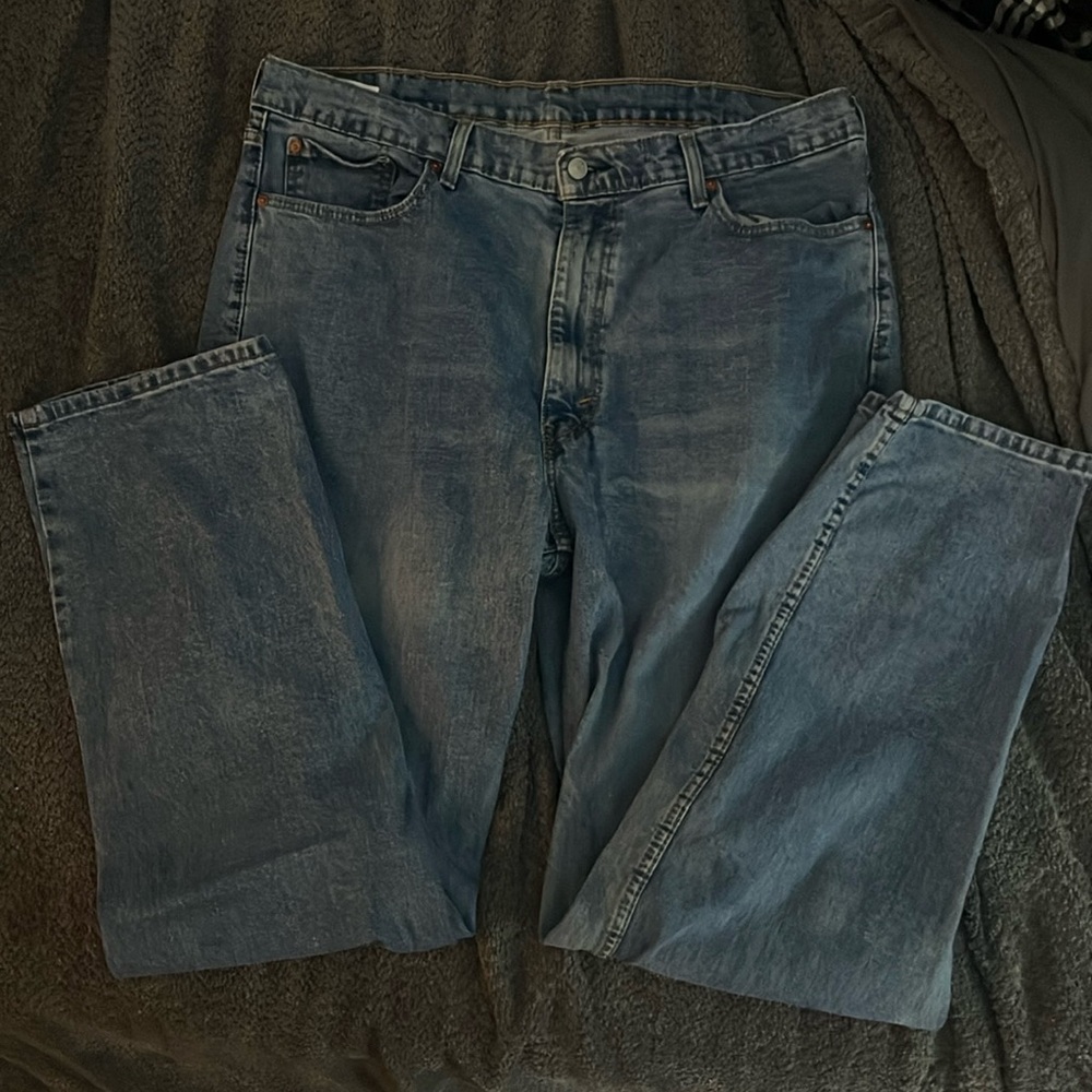 Levi’s Strauss Men’s medium/Lighter wash jeans side 40/34